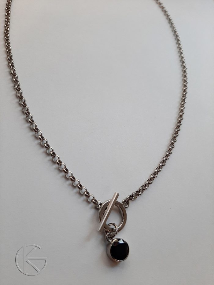 Hõbedast kaelakett safiiriga