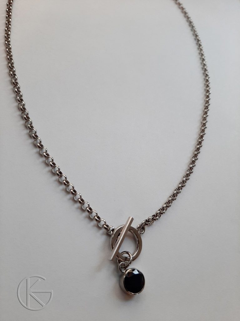 Hõbedast kaelakett safiiriga