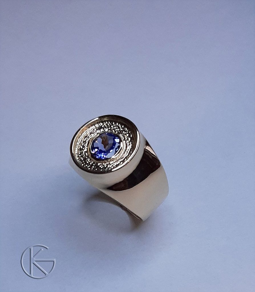 Kullast klotser tansaniidiga