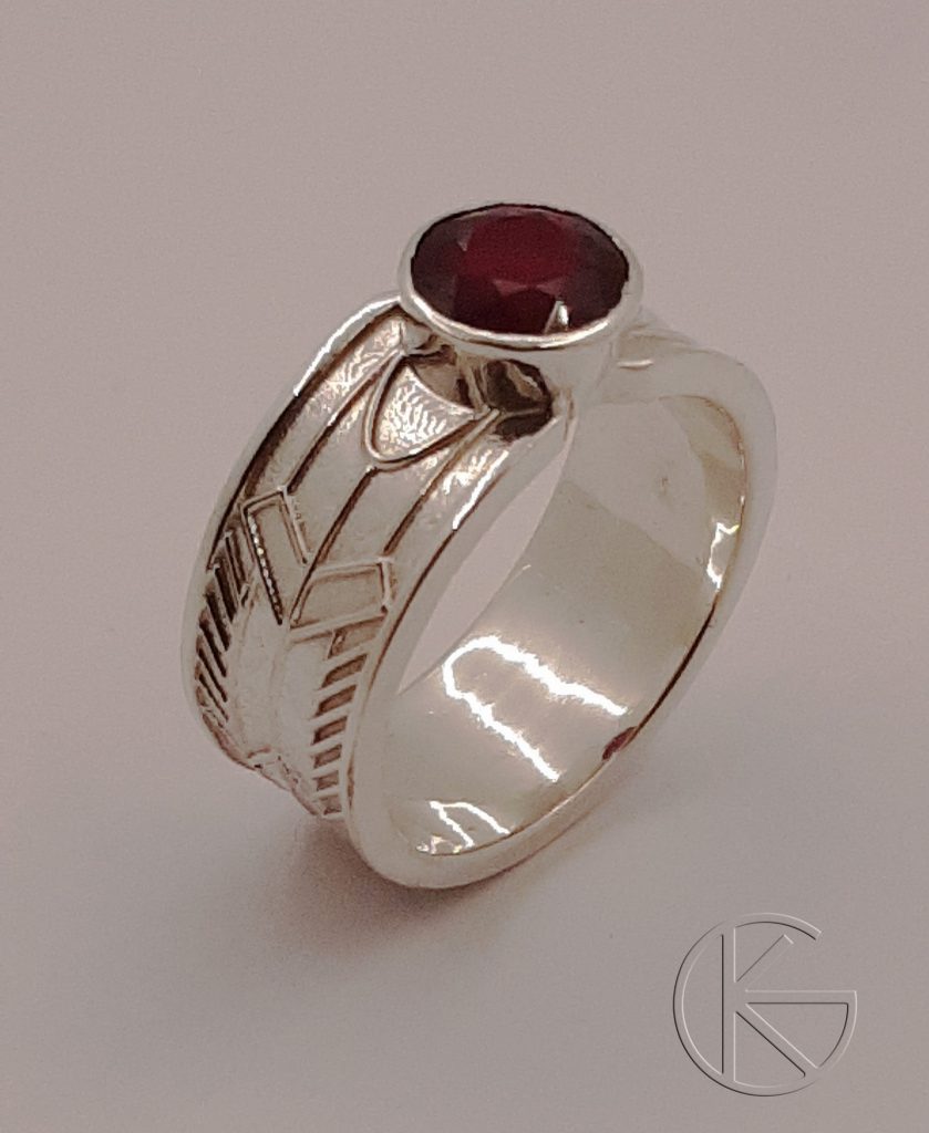 Hõbedast sõrmus loodusliku rubiiniga