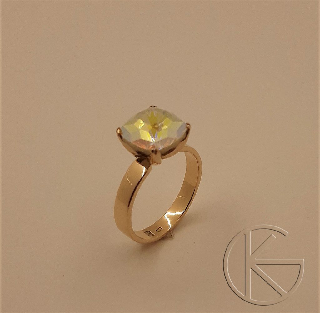 Kullast sõrmus swarovski kristalliga