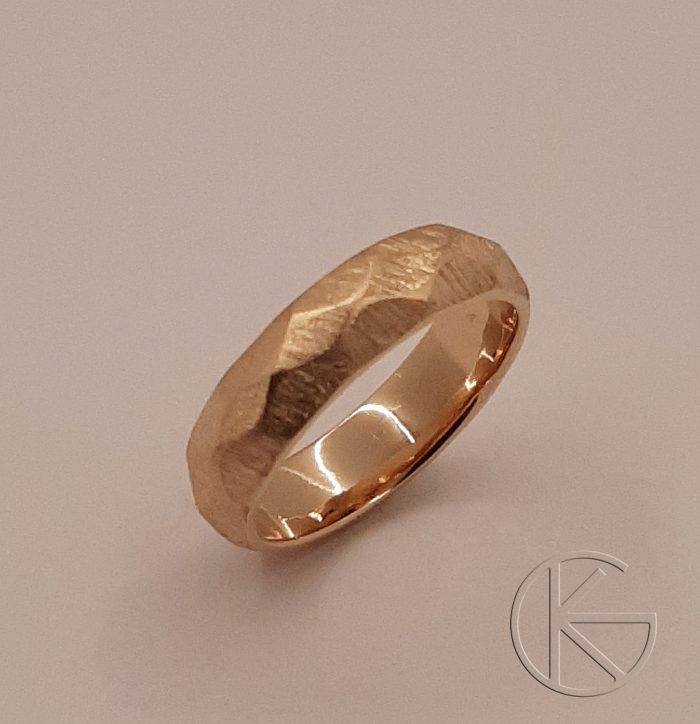 Kullast abielusõrmus