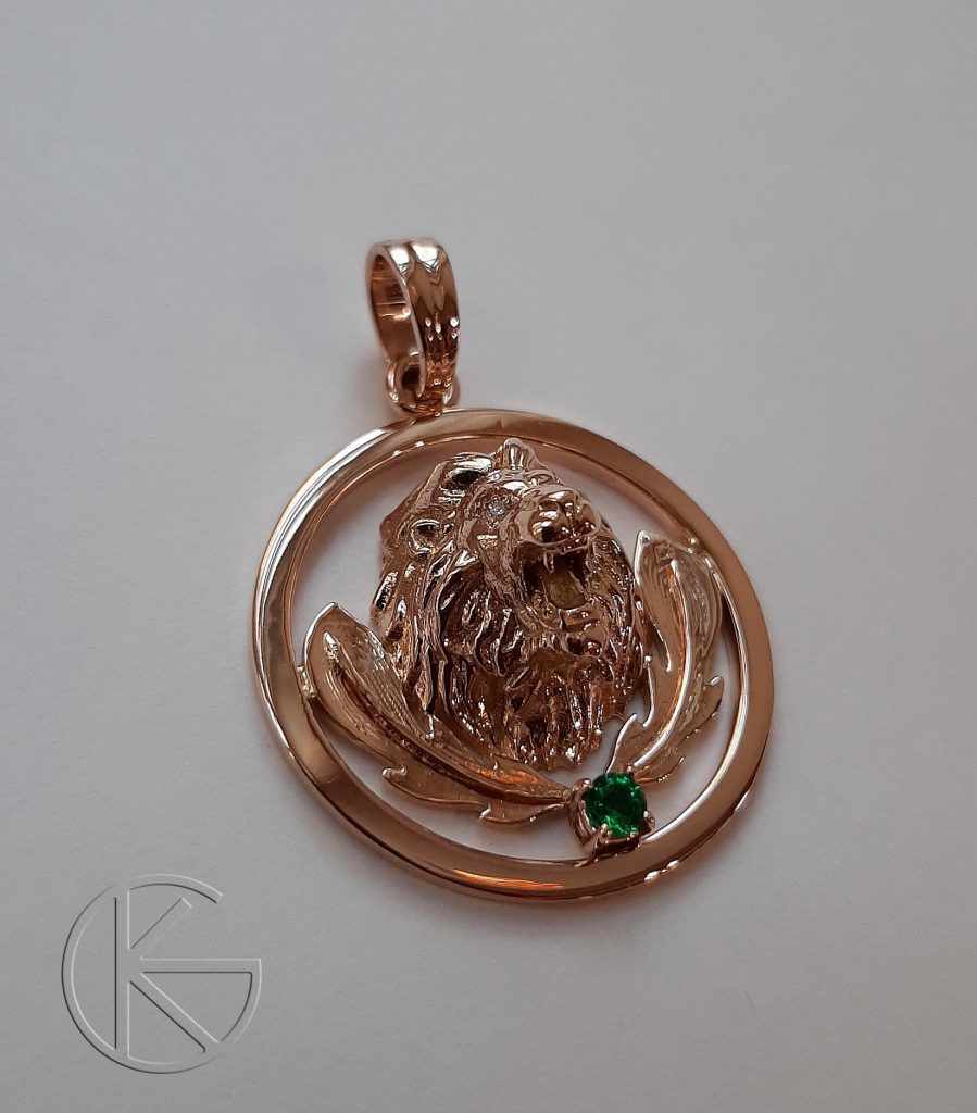 Kullast ripats smaragdi ja briljantidega