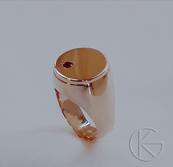 Kullast klotser rubiiniga