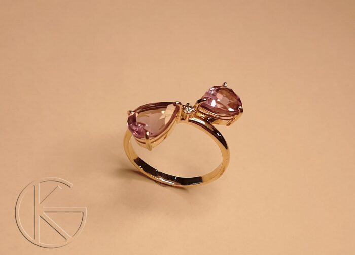 Kullast sõrmus ametüstide ja briljandiga