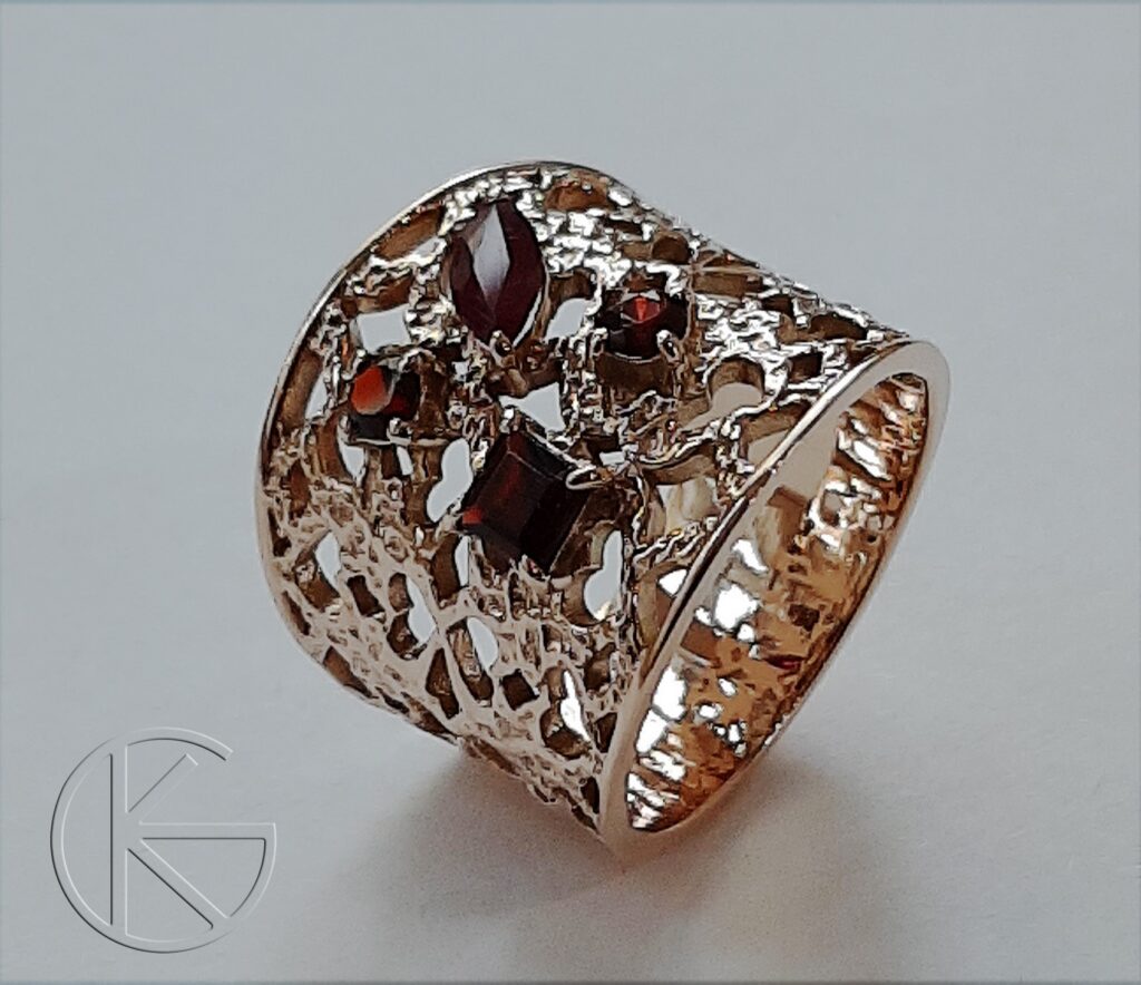 Kullast sõrmus granaatide ja rubiiniga