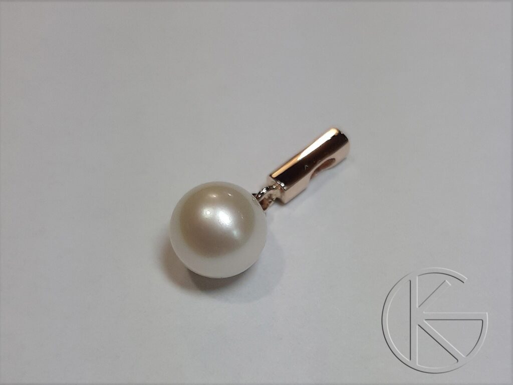 Kullast ripats pärliga