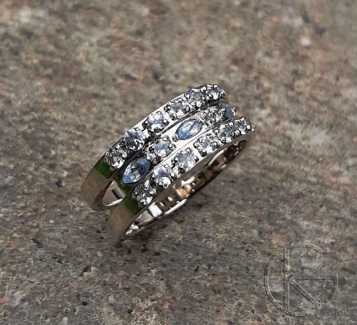 Valgest kullast sõrmus akvamariinidega