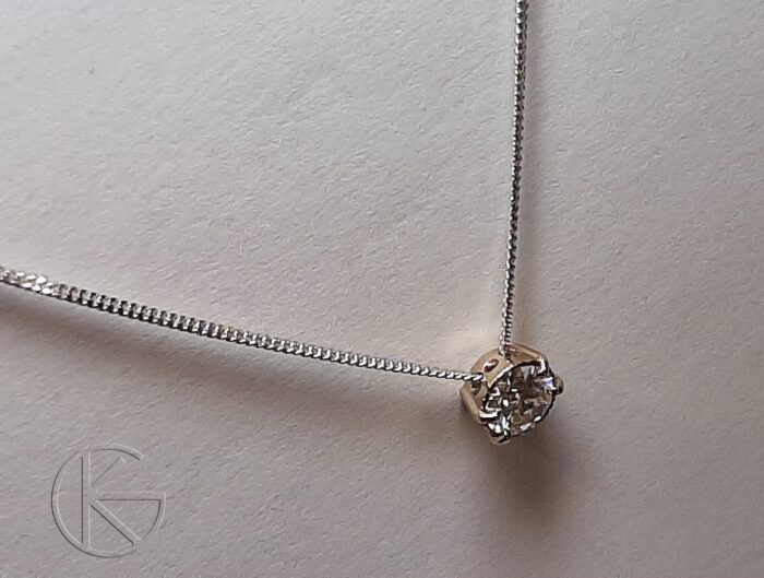 Kullast ripats moissaniidiga