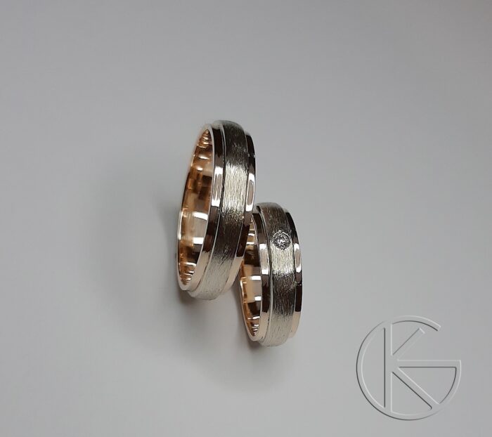 Kullast sõrmused briljandiga