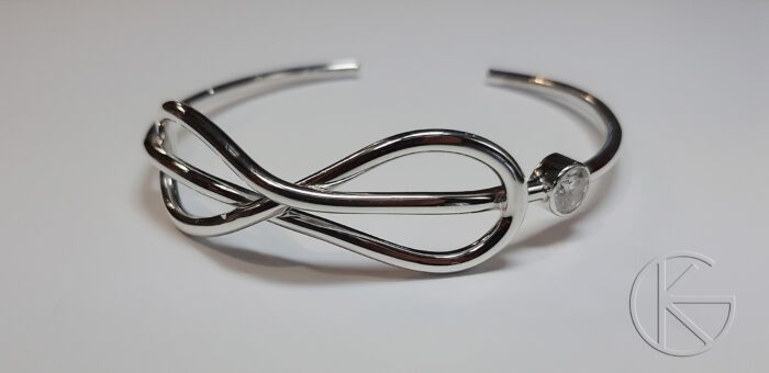 Hõbedast käevõru moissaniidiga