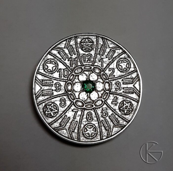 Hõbedast talisman smaragdiga