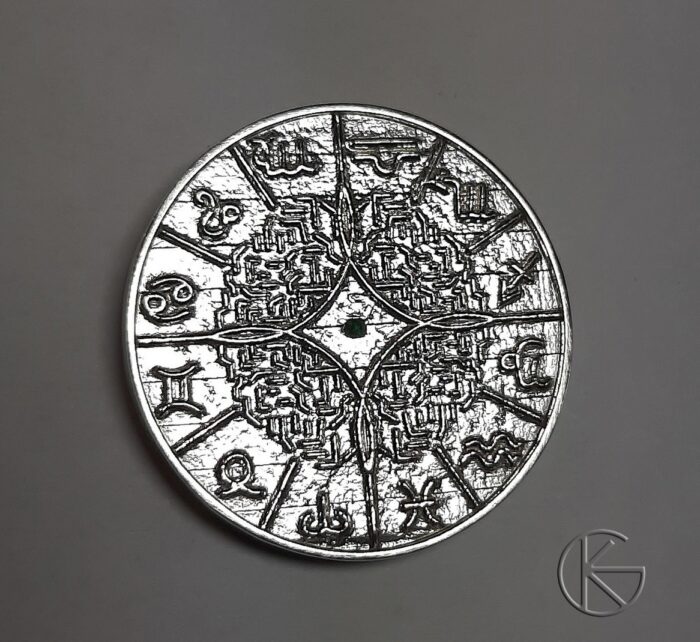 Hõbedast talisman smaragdiga