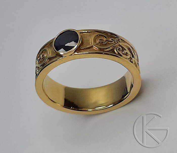 Kullast meeste sõrmus safiiriga