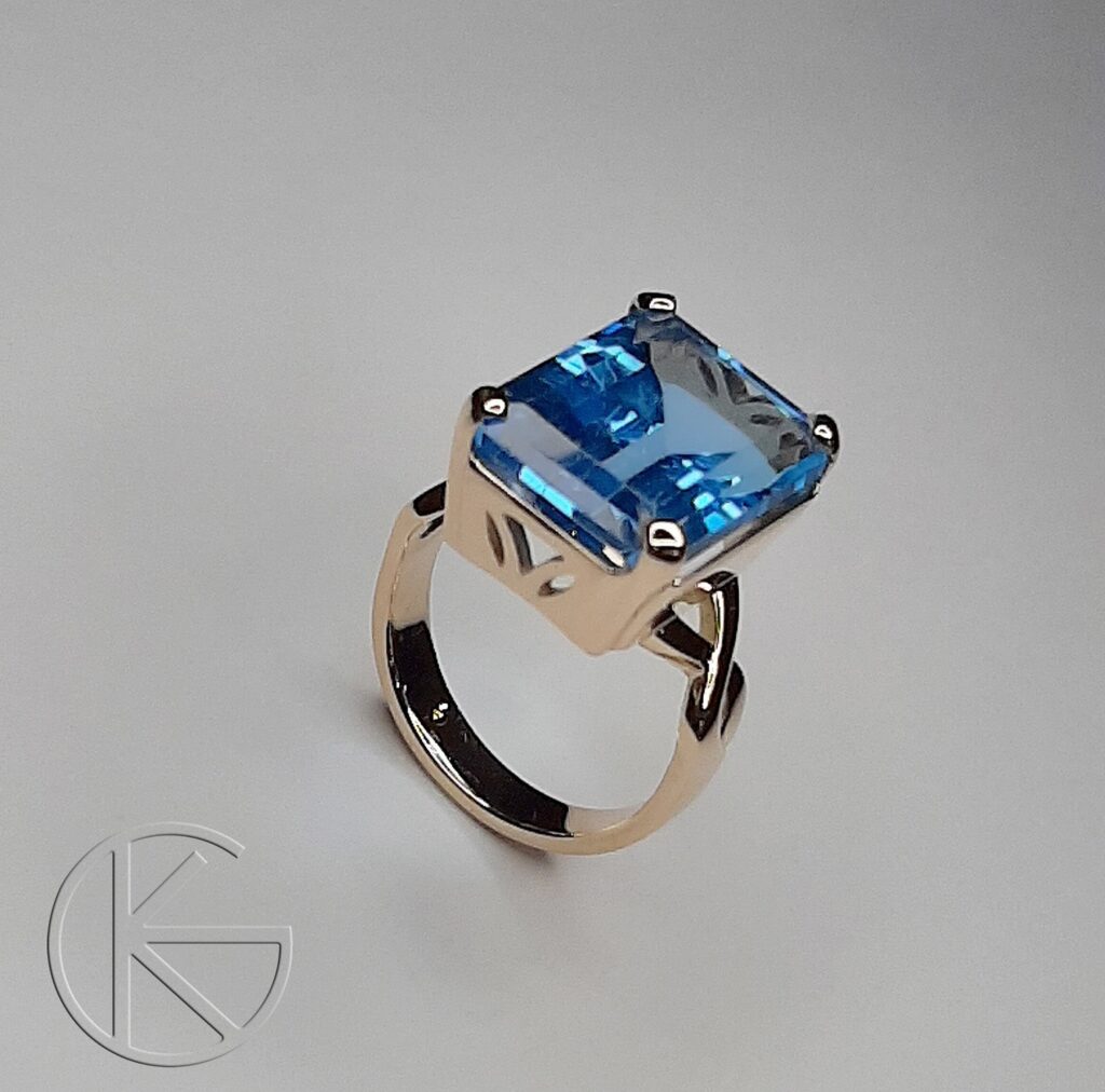 Kullast sõrmus topaasiga