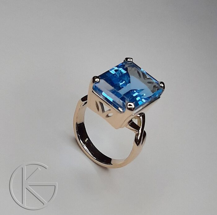 Kullast sõrmus topaasiga