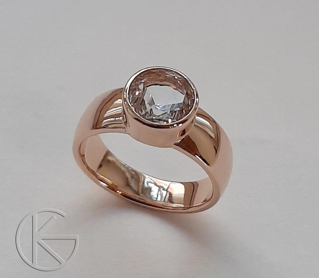 Kuldsõrmus mäekristalliga