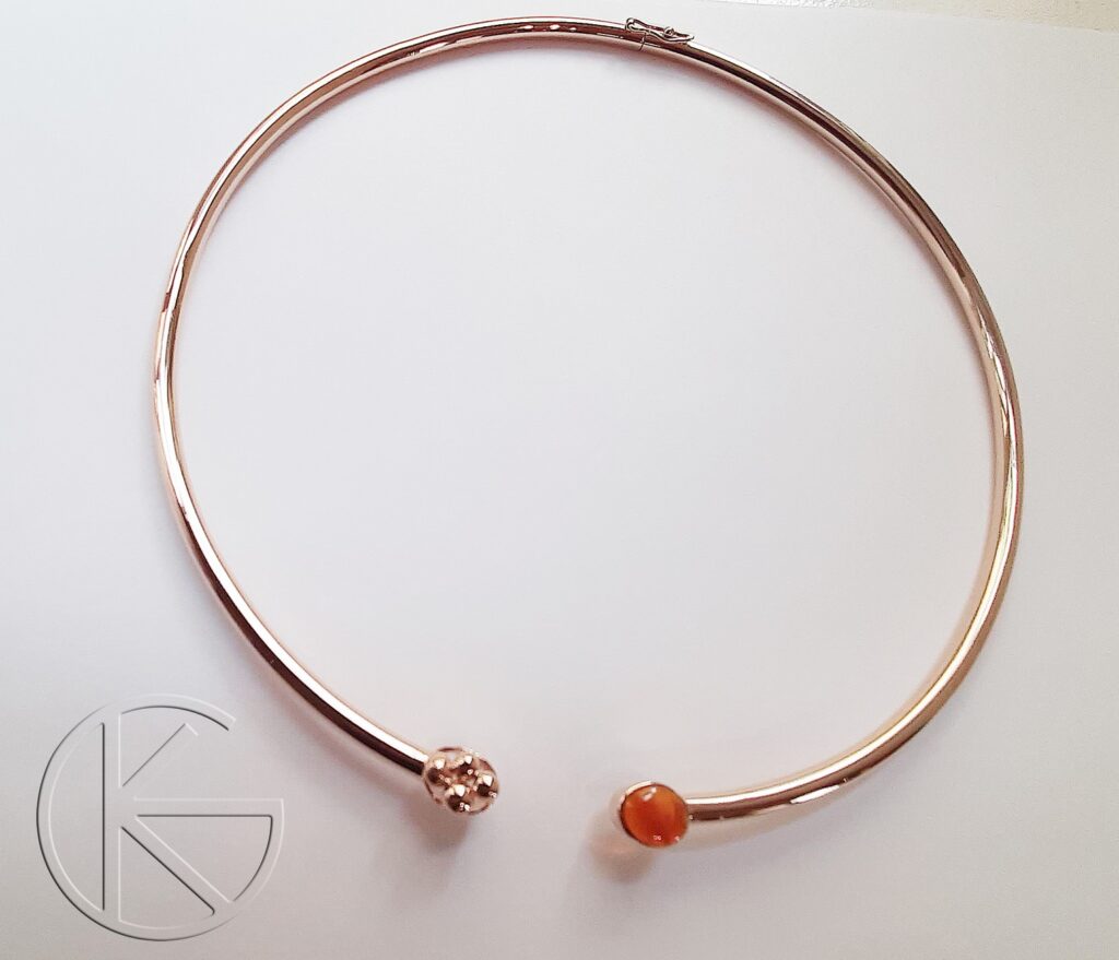 Kullast kaelavõru tuliopaaliga