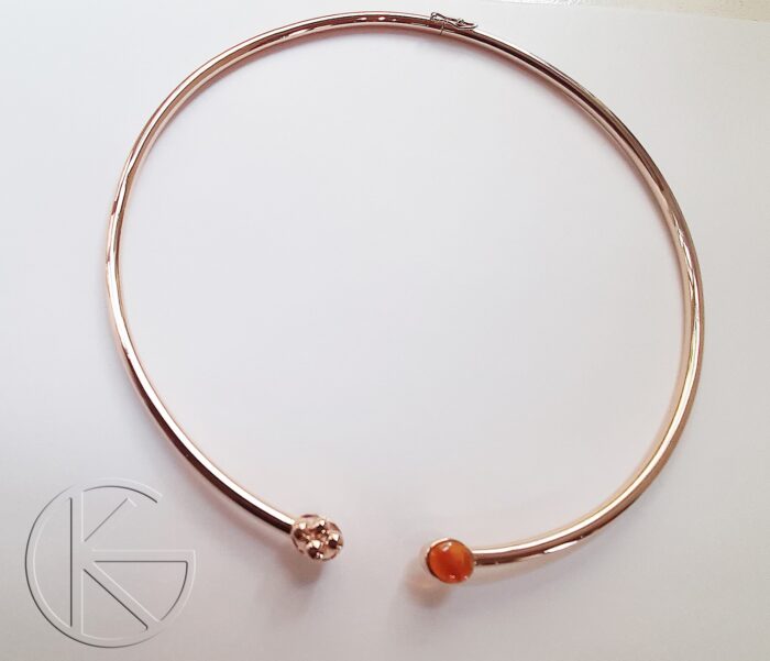 Kullast kaelavõru tuliopaaliga