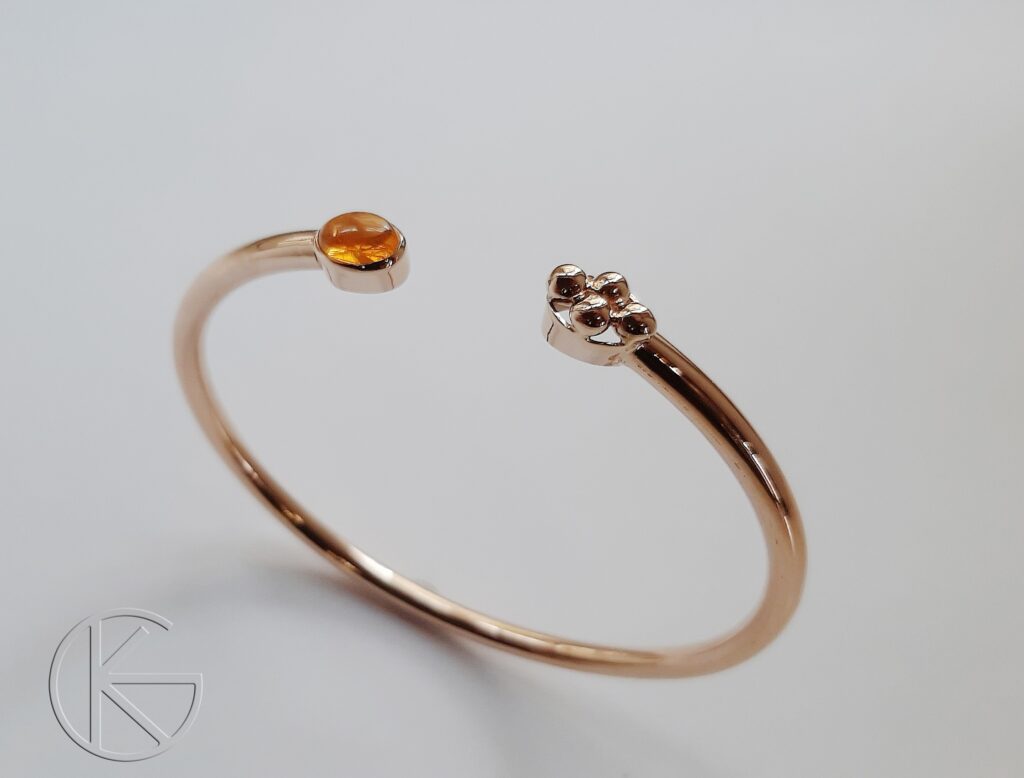 Kullast käevõru tuliopaaliga