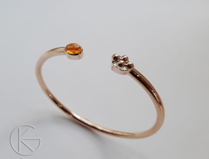 Kullast käevõru tuliopaaliga