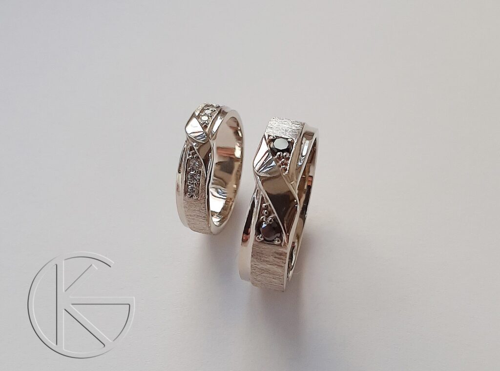 Kullast abielusõrmused - mustad ja valged briljandid