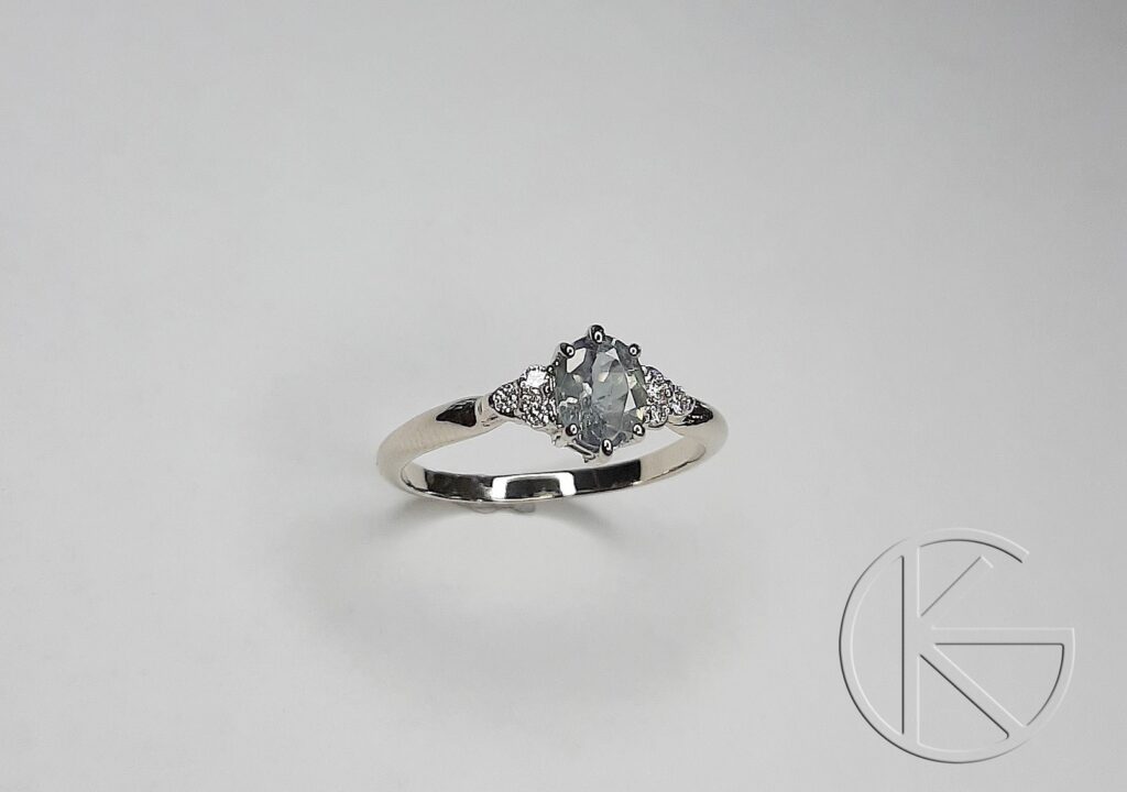 Kihlasõrmus loodusliku aleksandriidi ja briljantidega