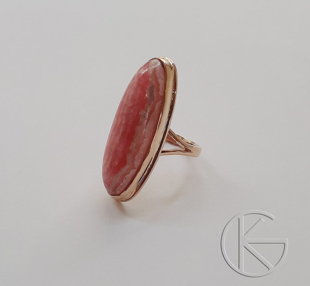 Kullast sõrmus kiviga