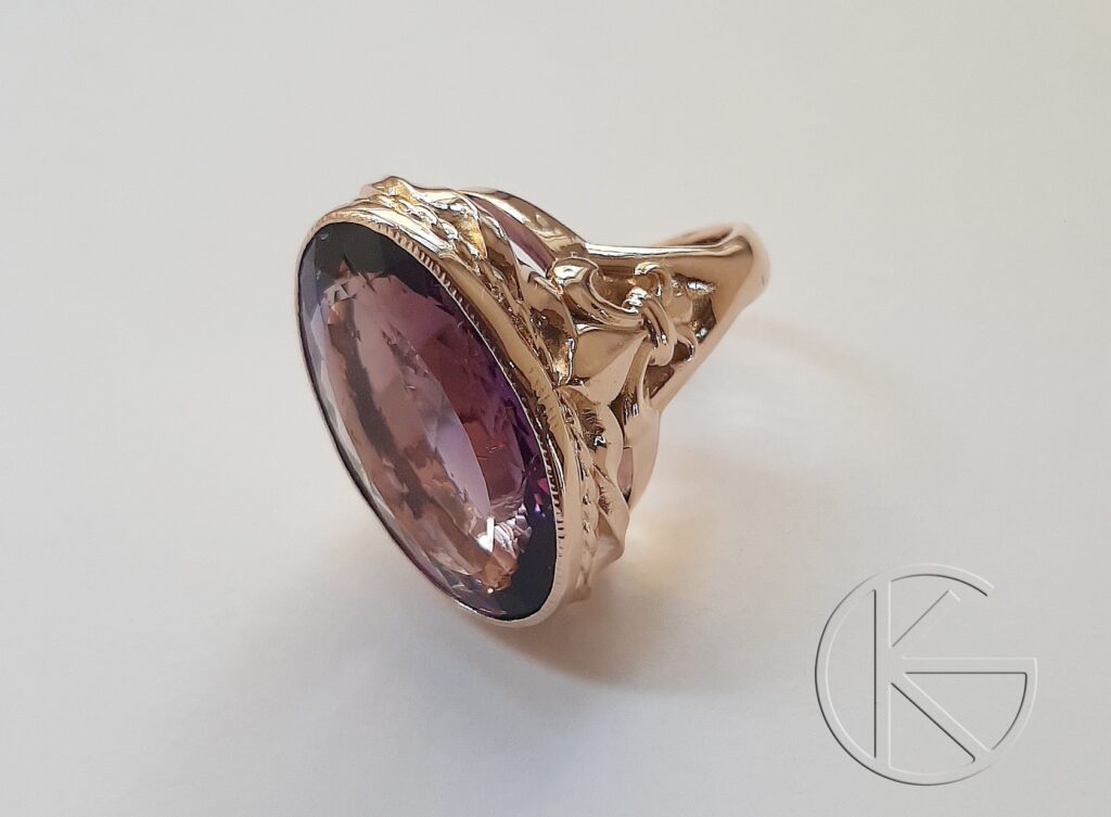 Kullast sõrmus ametüstiga 33ct