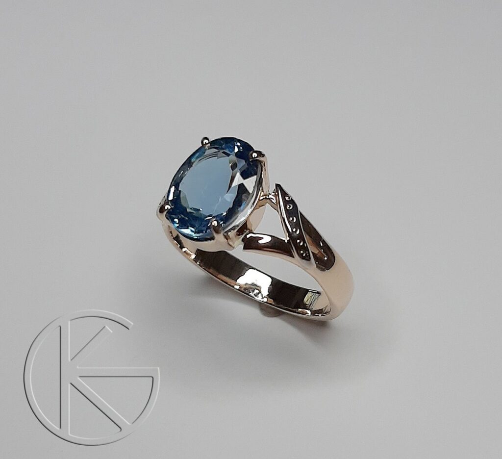 Kullast sõrmus topaasiga Royal Blue