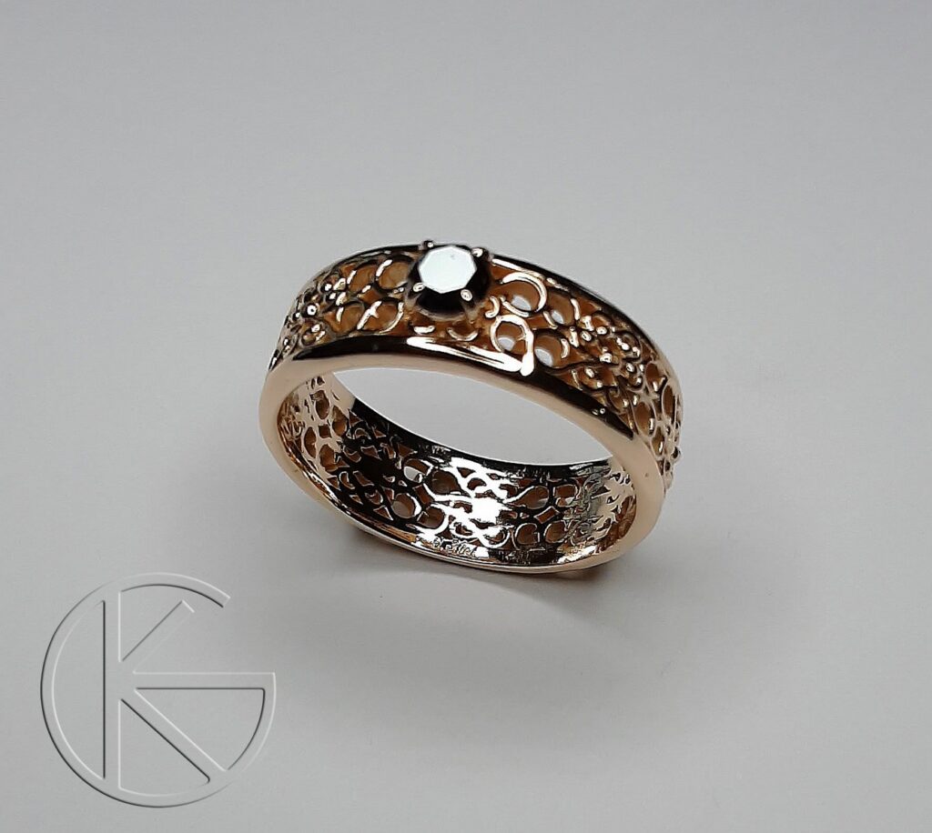 Kullast sõrmus musta briljandiga