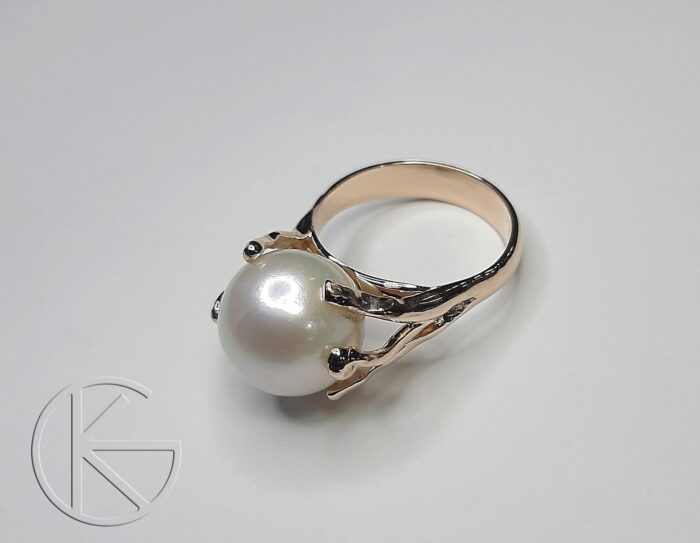 Kullast sõrmus pärliga