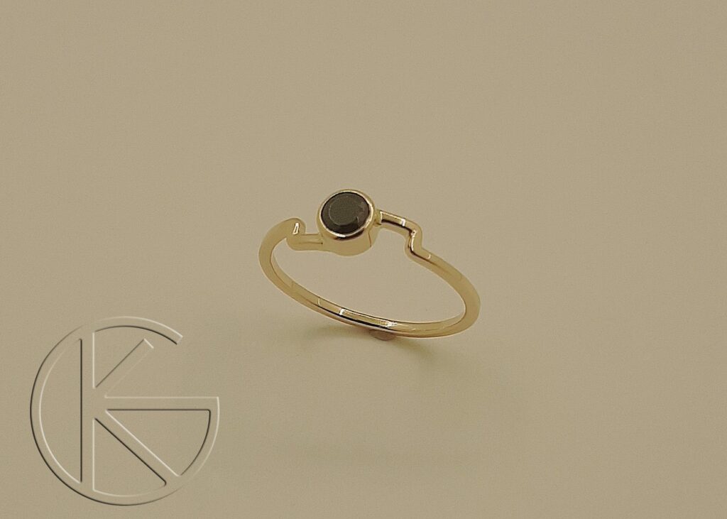 Kullast sõrmus loodusliku spinelliga