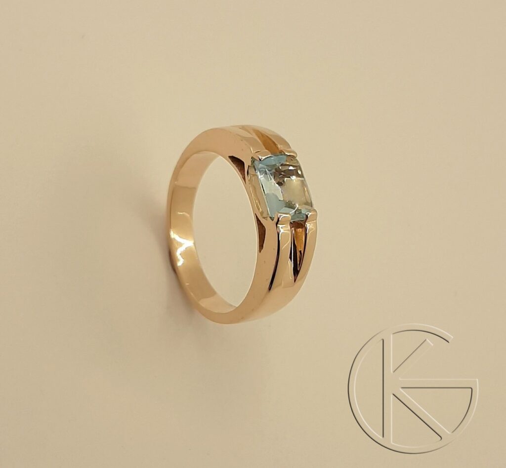 Kullast klotser topaasiga