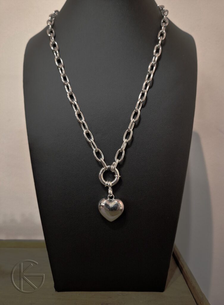 Hõbedast kaelakett ripatsiga