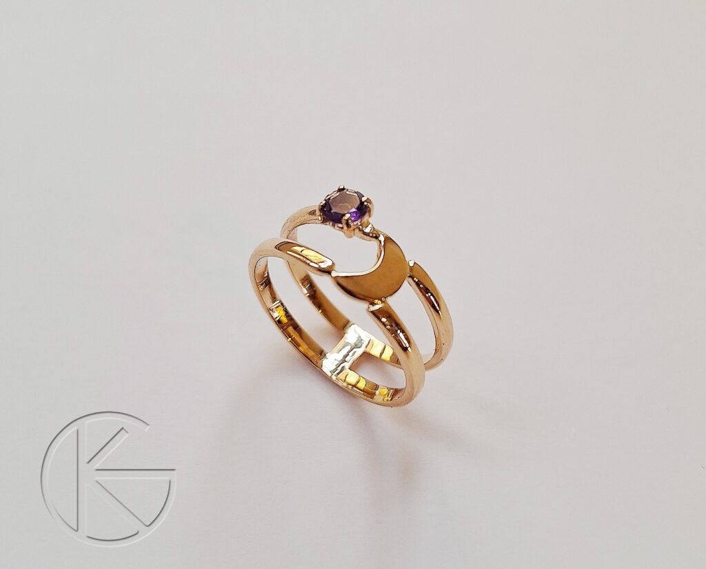 Kullast sõrmus ametüstiga