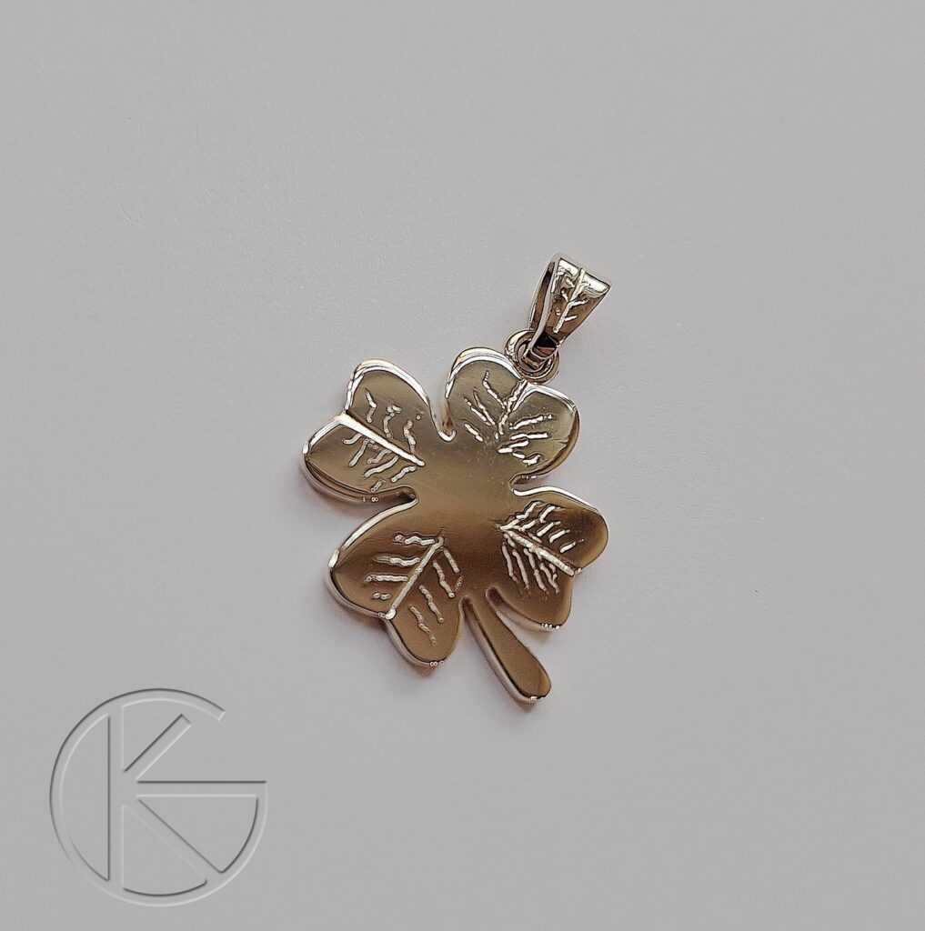 Kullast ripats ristikheinaleht