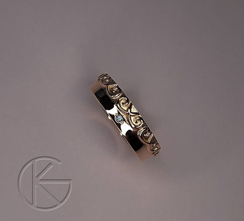 Kullast abielusõrmus sinise teemantiga