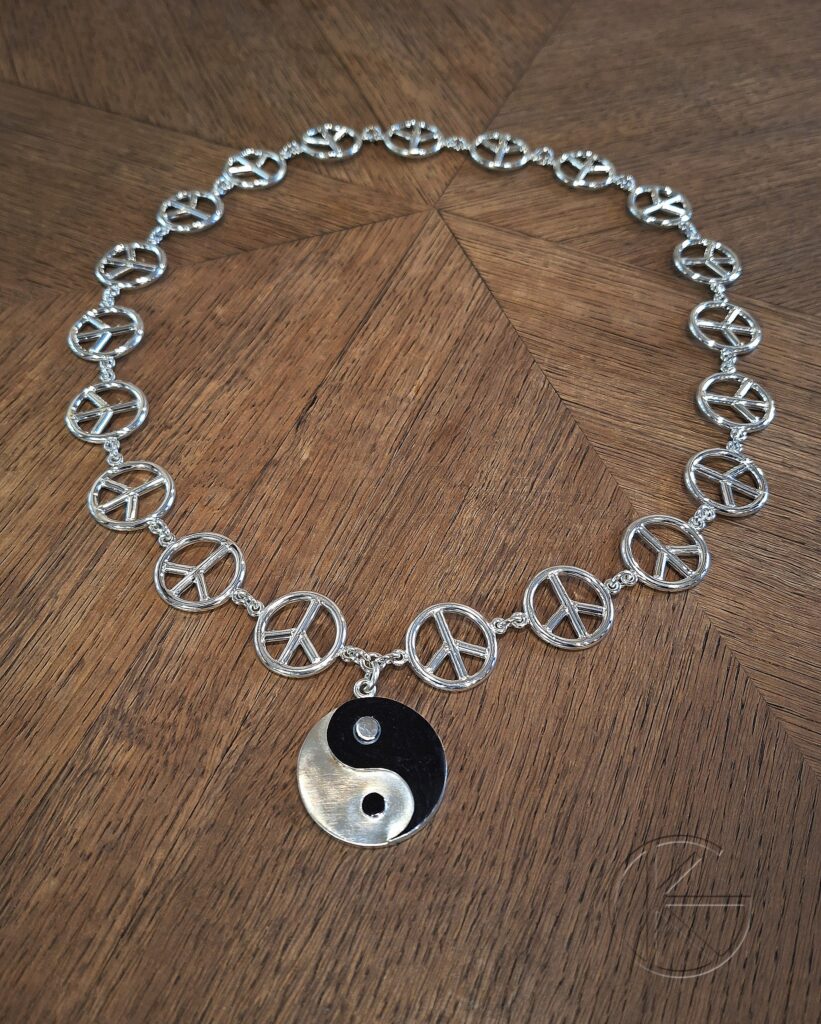 Hõbedast kett ripatsiga