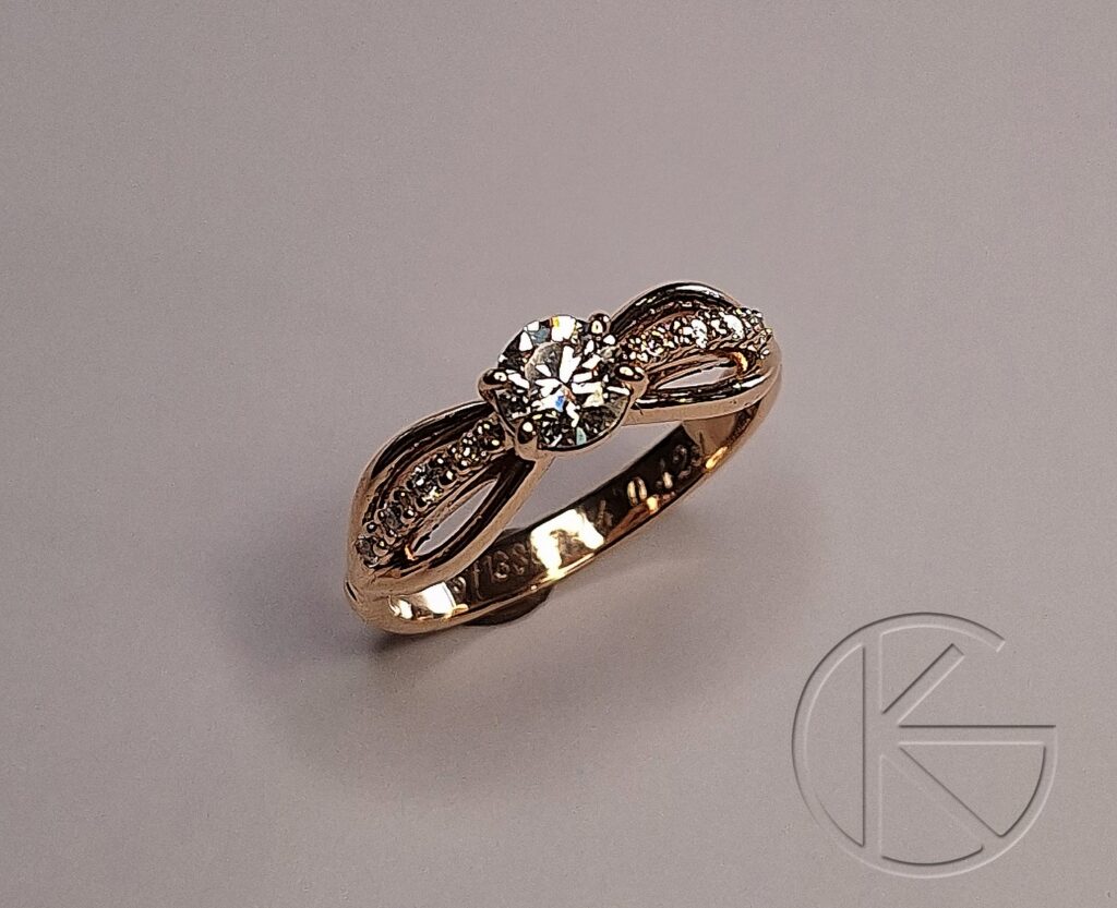 Kullast sõrmus briljantidega 0,42ct