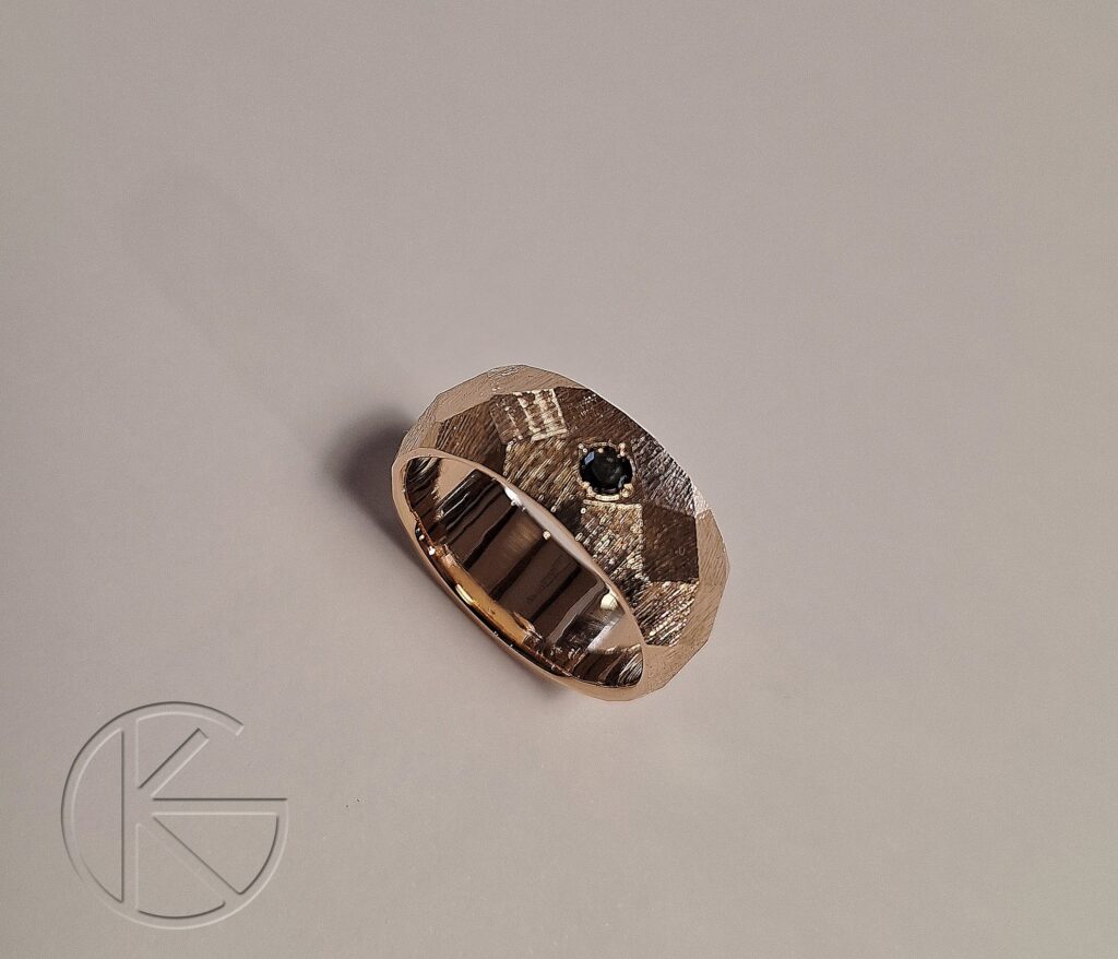 Kullast meeste sõrmus musta teemandiga