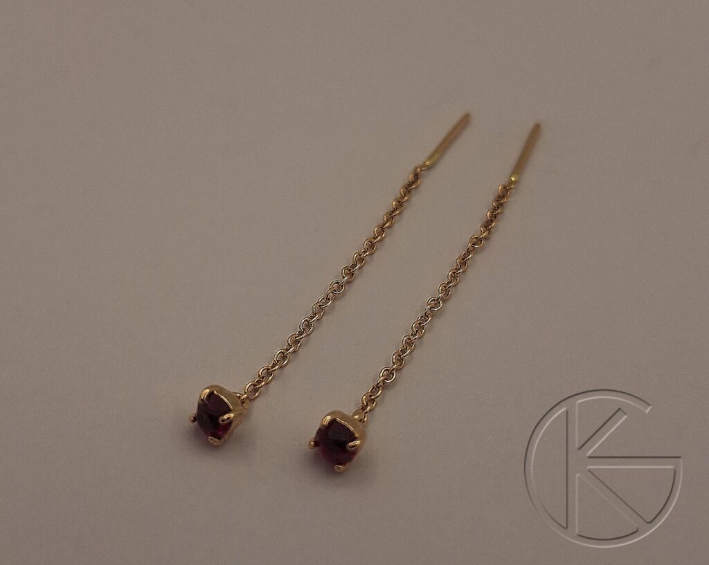 Kullast kõrvarõngad sünteetiliste rubiinidega