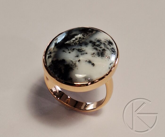 Kullast sõrmus turmaliniga