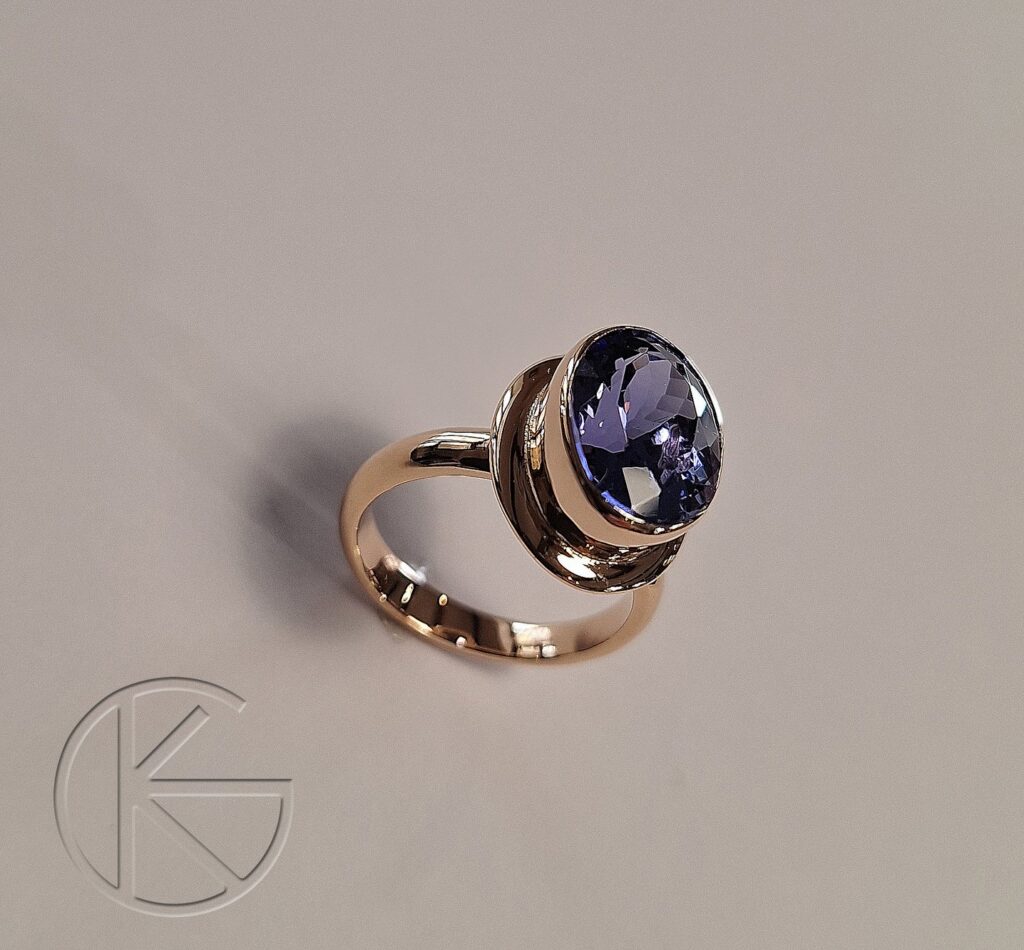 Kullast sõrmus tansaniidiga