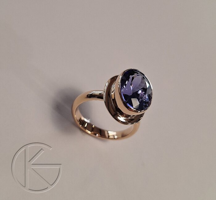 Kullast sõrmus tansaniidiga