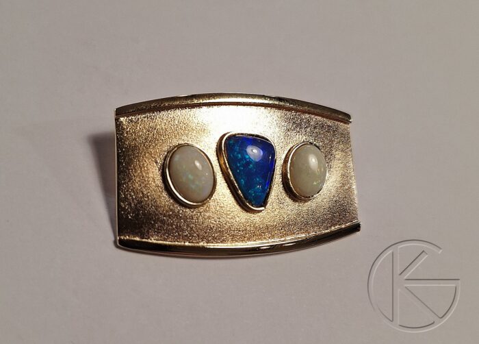 Kullast pross opaalidega