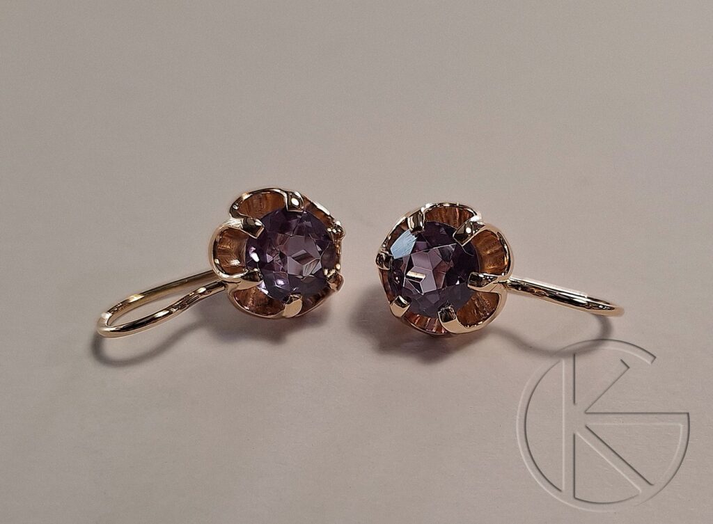 Kullast kõrvarõngad aleksandriitidega