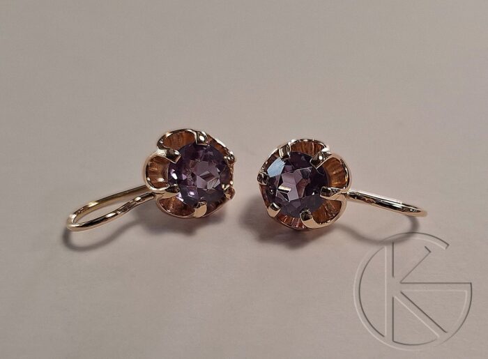 Kullast kõrvarõngad aleksandriitidega