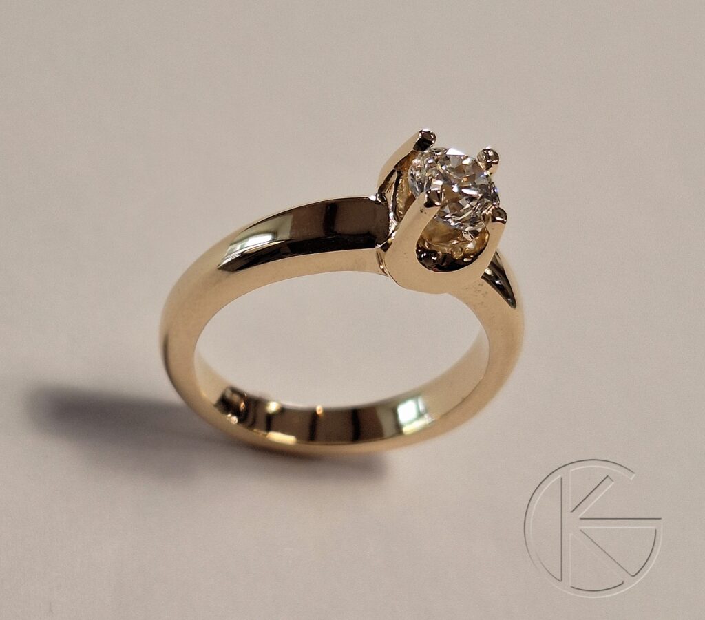 Kullast sõrmus briljandiga 0,8ct