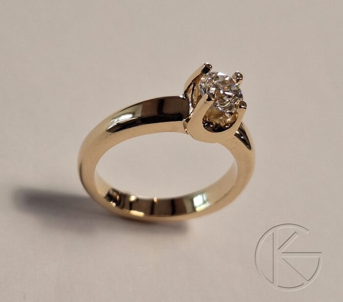 Kullast sõrmus briljandiga 0,8ct